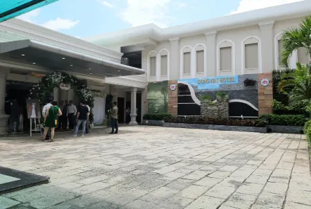 Dong Nai Hotel Отели рядом с достопримечательностью «Nhà thờ Phêro-Gx Tân mai»