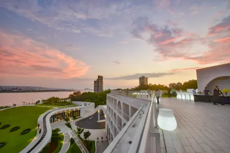 Golden Tulip FAB Hotel New Taipei Отели рядом с достопримечательностью «Yonglian Temple»