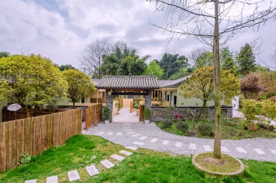 Qingcheng Mountain painting plum Guesthouse
