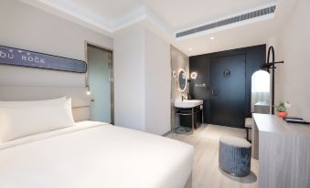 Xi'an Xingqinggong Jiaotong University Subway Station Atour Light Hotel