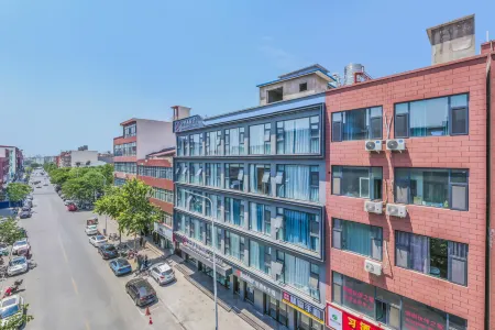 QIANNA HOTEL GLORIOUS (Jiyuan Municipal Government) Отели рядом с достопримечательностью «Huanghe Institute of Technology»