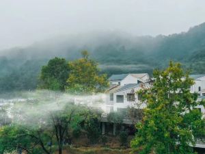 Guangshan Wooden House B&B