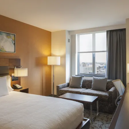 Hilton Garden Inn Long Island City Отели рядом с достопримечательностью «Станция метро Queens Plaza»