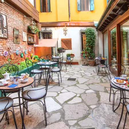 Hotel La Fenice et des Artistes Отели рядом с достопримечательностью «Театр «Ла Фениче»»