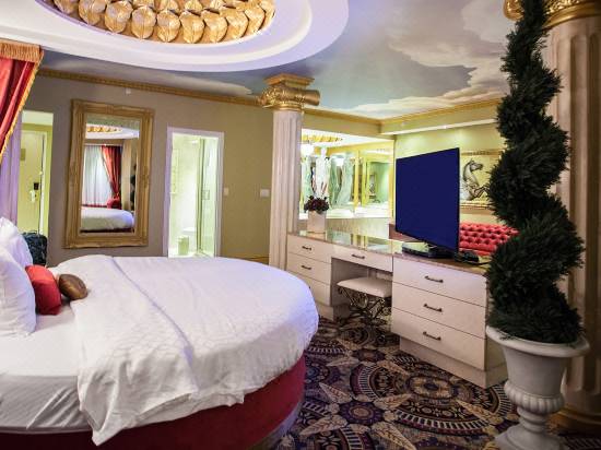 Fantasyland Hotel Edmonton Updated 22 Room Price Reviews Deals Trip Com
