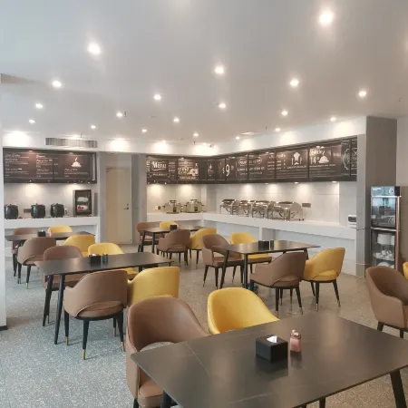 IU Hotel (Dongping Zhengwu Dating Dongshun Square)