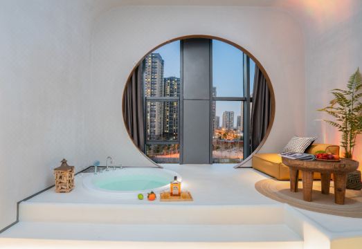 18 디그리스 스마트 호텔의 현대적인 객실 인테리어 