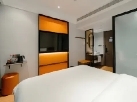 Mayflower Hot Spring Hotel (Xinmi Qingping Square) Hotels in Xinmi