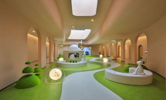 Cloud and straw meet the building block hotel