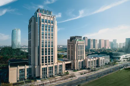 Holiday Inn & Suites KUNSHAN HUAQIAO Отели рядом с достопримечательностью «Qiandeng Ancient Town»