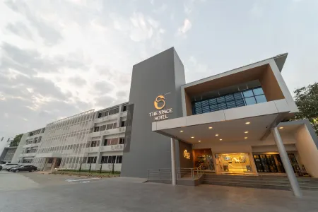The Space Hotel Lampang Отели рядом с достопримечательностью «Wat Phra Kaeo Don Tao»