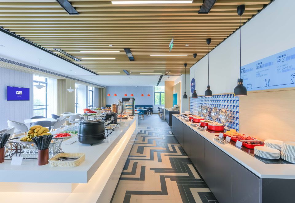 3. 홀리데이 인 익..