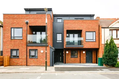 Hybrid Resi - Mitcham Close to Tooting and Wimbledon Hotels near Godstone Tabernacle