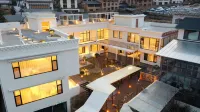Shangri-la Danaman |Moonlight City View· Designer Oxygen Rich View (Dukezong Ancient City Store)