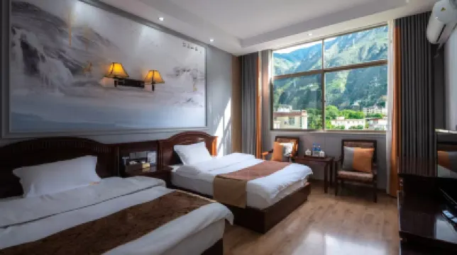 藏地陽光客棧 鄰近奔子欄的酒店