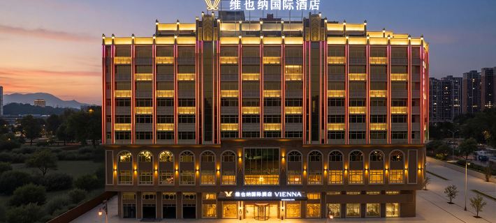 Vienna International Hotel (Guangxing Avenue East, Xinjing Plaza Store) โรงแรมในซินซิง