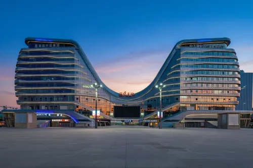 Lanbo Hotel (Urumqi Railway Station North Square)