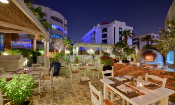 Majestic City Retreat Hotel