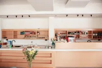 The mountain and the water embrace the Pleasant Bay Homestay - bar