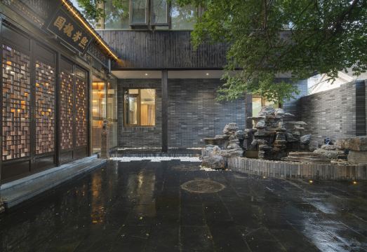 사합원 호텔의 아늑한 객실 내부