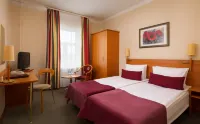 Oktiabrskaya Hotel Hotel dekat St. Ann's Church