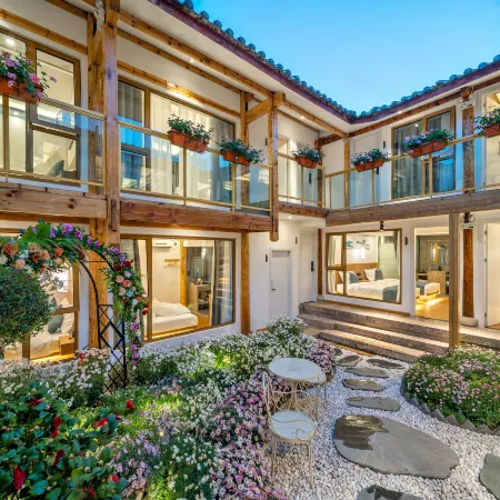 Huashijian Inn (Lijiang Ancient City Mufu Branch)