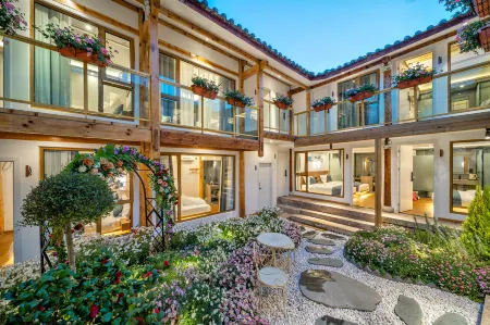 Huashijian Inn (Lijiang Ancient City Mufu Branch)