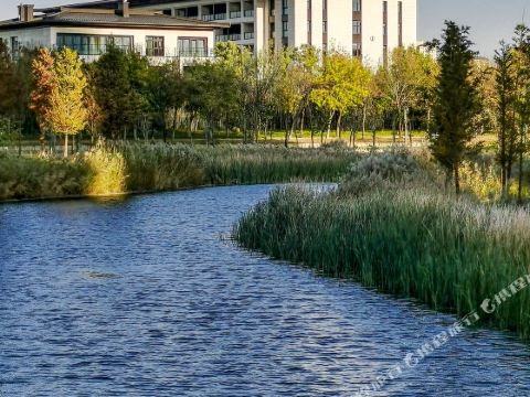 Xuchang Rebecca Furong Resort (Zhengxu Light Rail Furong Lake Station)