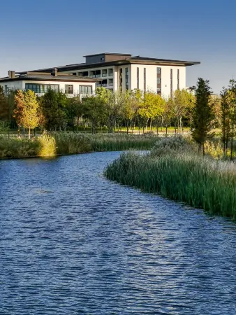 Xuchang Rebecca Furong Resort (Zhengxu Light Rail Furong Lake Station) Отели рядом с достопримечательностью «Qingyihe Thousand Acres Garden»