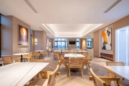 Shiyue Hotel (Original Works of Yibin West District) Отели рядом с достопримечательностью «Li Zhuang Lv You»