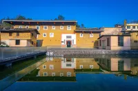 Yongding Earth Building Duilu · Shengheng Building World Heritage Home Stay فنادق في لونغ يان