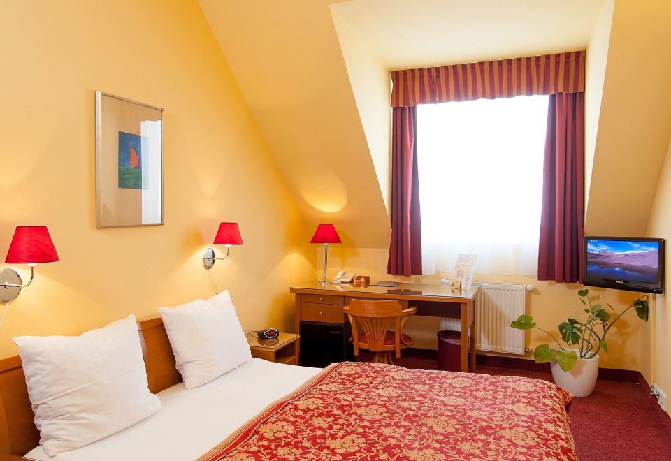 Cloister Inn Hotel Over view