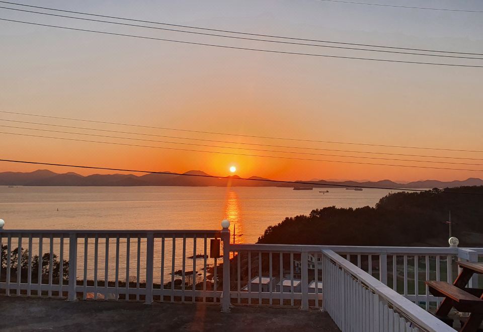 [고래의꿈펜션에서 바라본 남해 바다 전경]