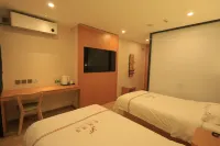 YI FENG HOTEL - parking