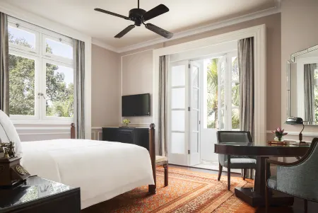 Raffles Grand Hotel d'Angkor Отели рядом с достопримечательностью «Puthan Nokor Reach Thorm Meta Pagoda»