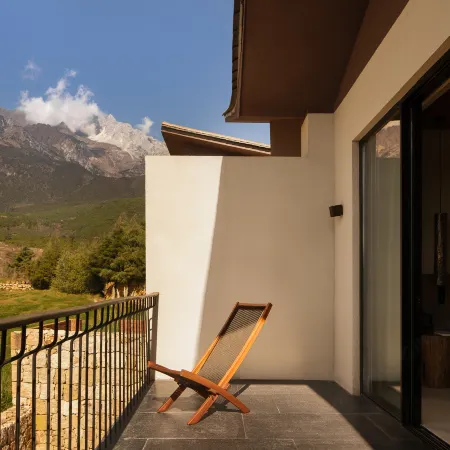 Lijiang Snow Mountain stone house