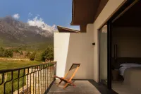 Lijiang Snow Mountain stone house