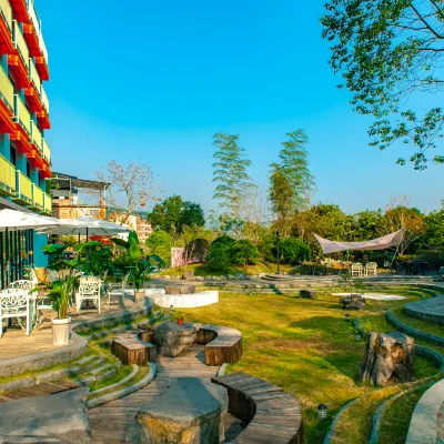 Backyard Hostel (Yangshuo West Street Lijiang Branch) Hotels near Yellow Cloth Reflection