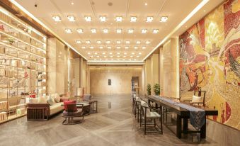 A spacious lobby or reception area in Hotel Brussels with tables and chairs at Fuzhou Le'an New Century Mingting Hotel