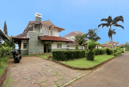 Villa ChavaMinerva Aries Ciater with Private Pool Отели рядом с достопримечательностью «Kiara Pool Ciater Spa Resort»