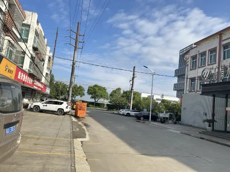 Zhangjiagang Jintian Business Hotel (Tangqiao High Speed Railway Station Shop) Отели рядом с достопримечательностью «Tianzhuang Ancient Street»