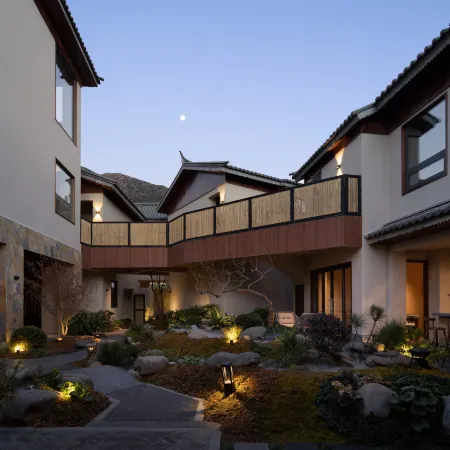 WHISPERING LODGE