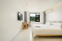 Zhiying · Stream Trekking Family Vacation Apartment