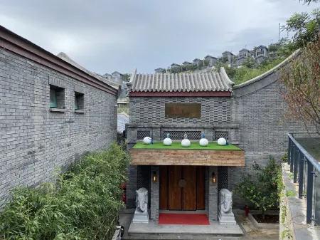 Qilu Club B&B Отели рядом с достопримечательностью «Mentougou Baqi Cave»