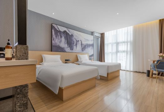 깔끔하게 정리된 호텔 침대 이미지