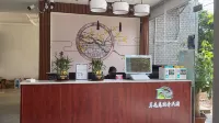 Moon Island Light Luxury Homestay (Haikou University of Economics)