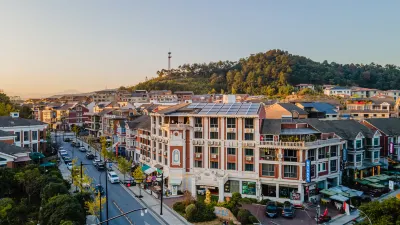Yuyuan·Meet the Future Hotel (Hangzhou Lin'an Qingshan Lake Scenic Area) Hotel dekat Linglong Mountain Scenery Zone