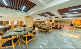 Vienna Classic Hotel (Jiahe Jiulaofeng Scenic Area)