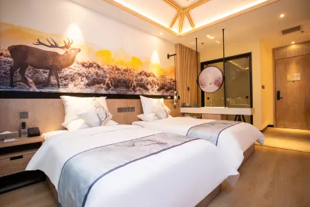 Luming Hot Spring Hotel (Wanfeng Tonghua Ski Resort) Отели рядом с достопримечательностью «Longxingli Cultural Tourism Town»