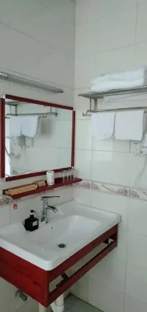 Lianghe Huayi Hotel Отели в г. Лианхэ